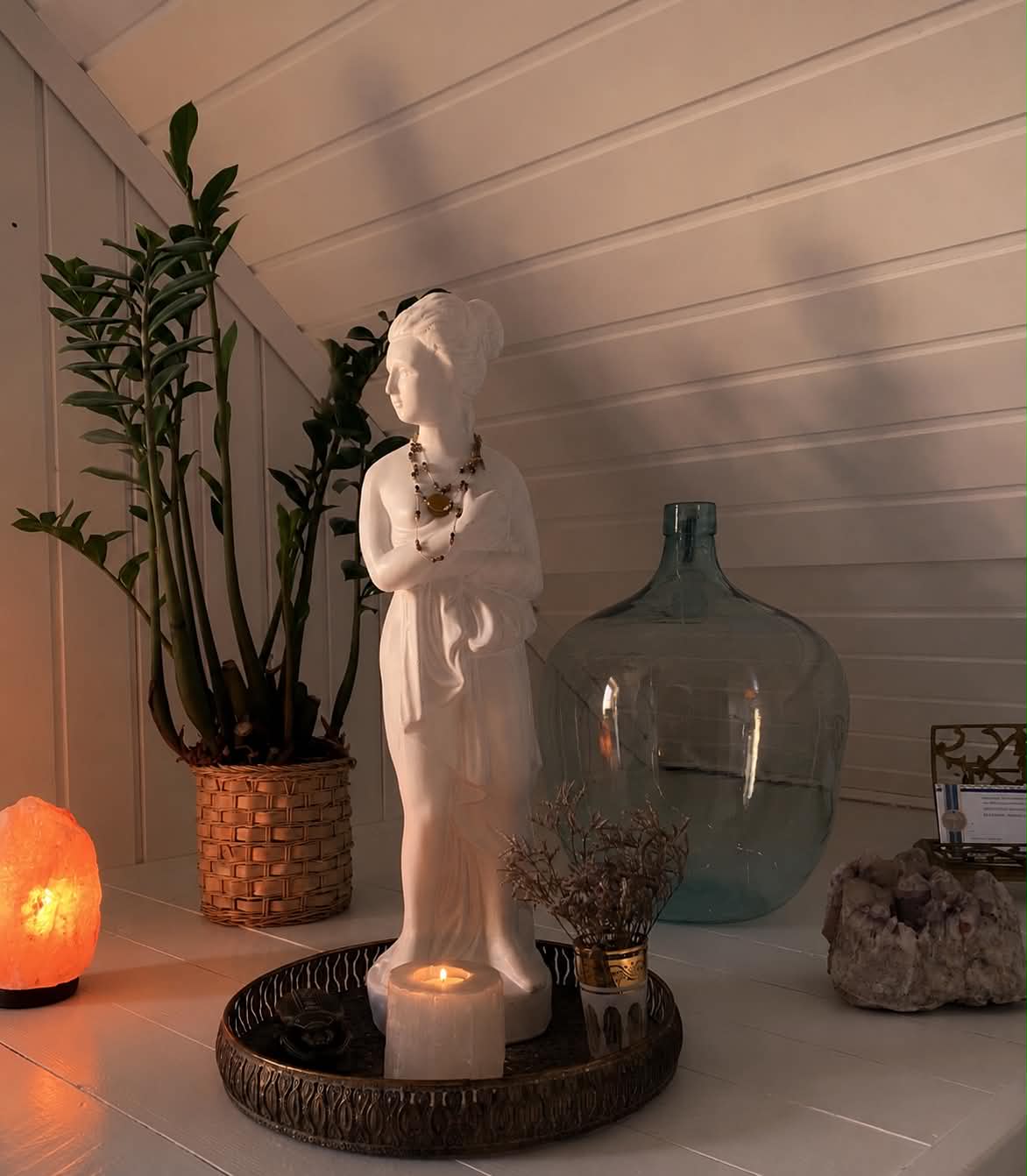 Massasjerom med statue, salt-lampe og planter