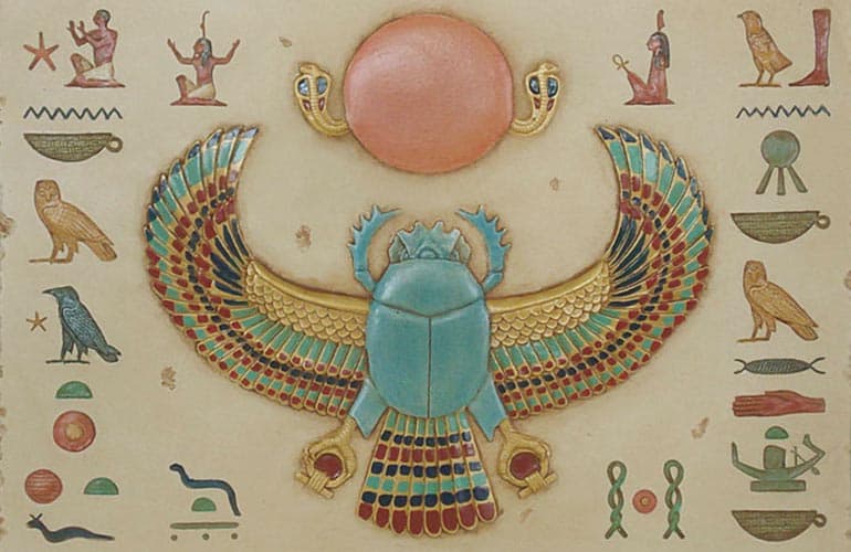 Egyptisk skarabé med gyldne vinger og hieroglyfer – symbol på healing og Reiki